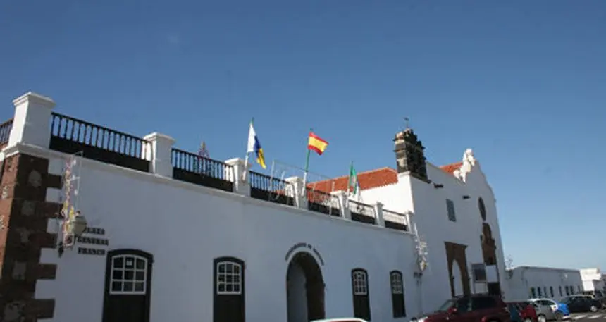 Imagen de la entrada al Ayuntamiento de Teguise.