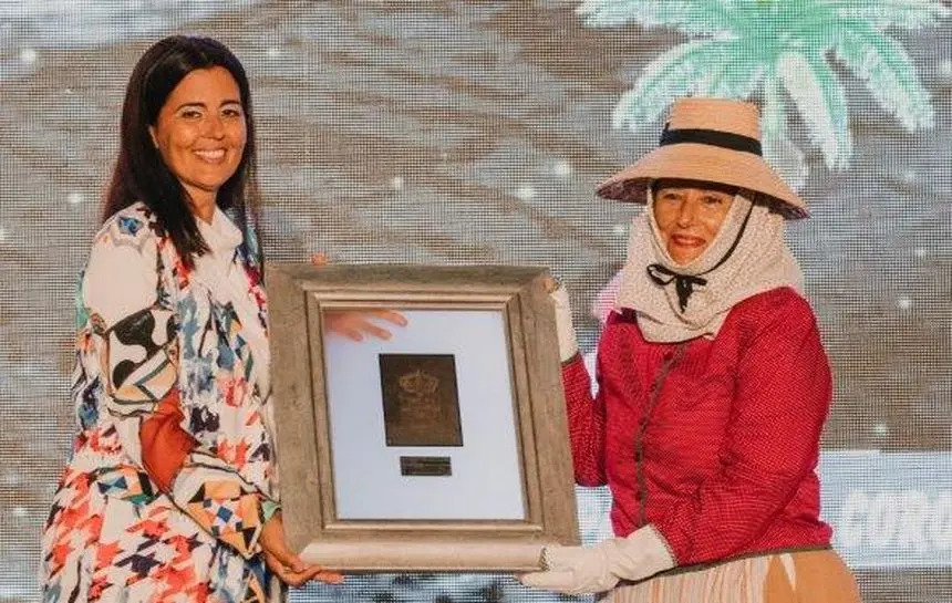 La alcaldesa de Haría, Evelia García, entregando una distinción.