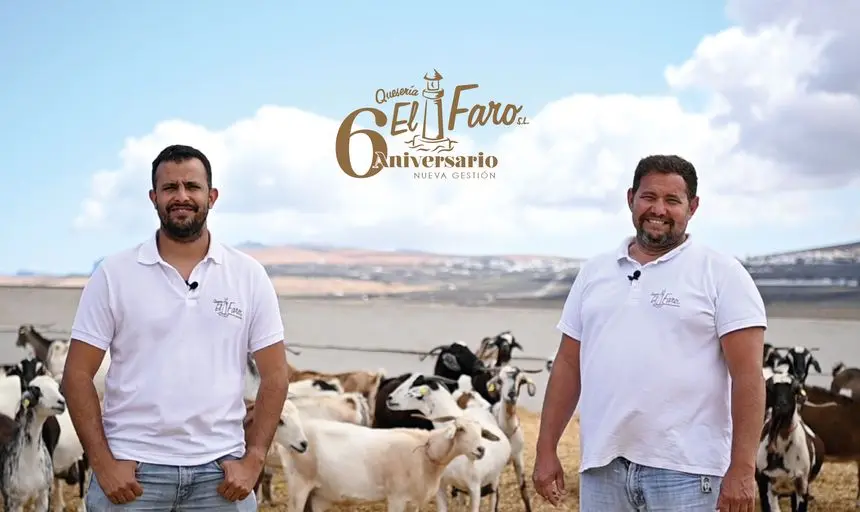 Imagen de los dos hermanos que están al frente de la quesería.