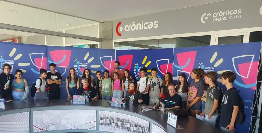 Alumnos del IES Costa Teguise en su visita a Crónicas Radio.
