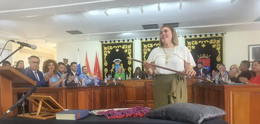 Ástrid Pérez asumiendo el bastón de mando del pleno de este sábado