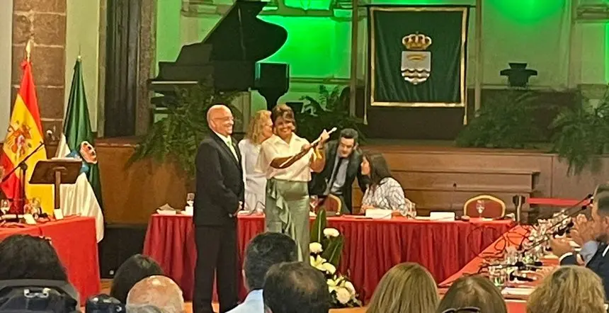 Olivia Duque asumiendo el bastón de mando de Teguise