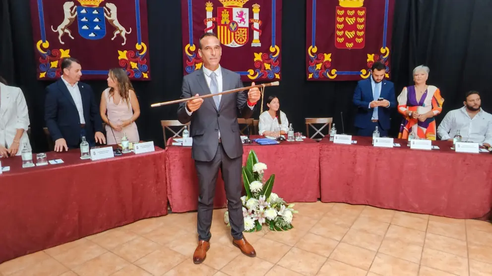 Alfredo Villalba cogiendo el bastón de mando municipal.