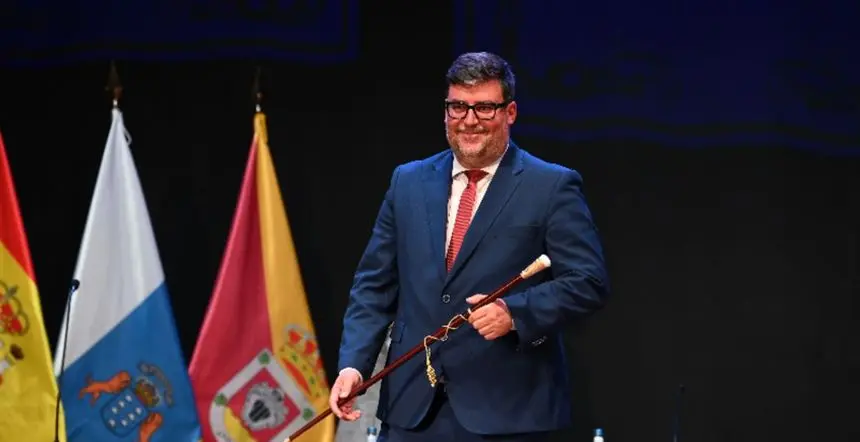Isidro Pérez con el bastón de mando del Ayuntamiento de San Bartolomé.