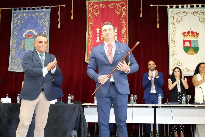 Óscar Noda con el bastón de mando del Ayuntamiento de Yaiza.