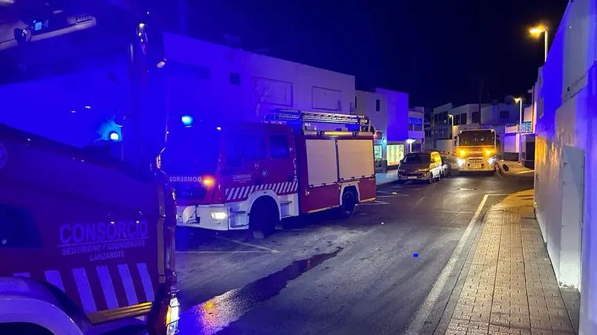 Los bomberos tuvieron que emplearse a fondo para sofocar el incendio