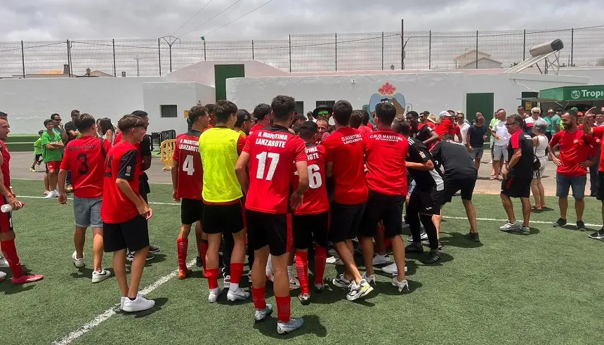 Jugadores y aficionados del Marítima celebrando el ascenso de categoría.