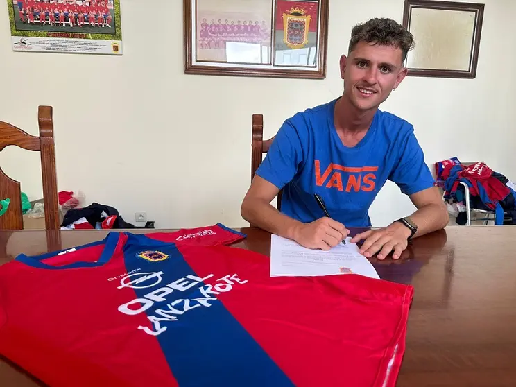 Guize Medina firmando con la UD Lanzarote.