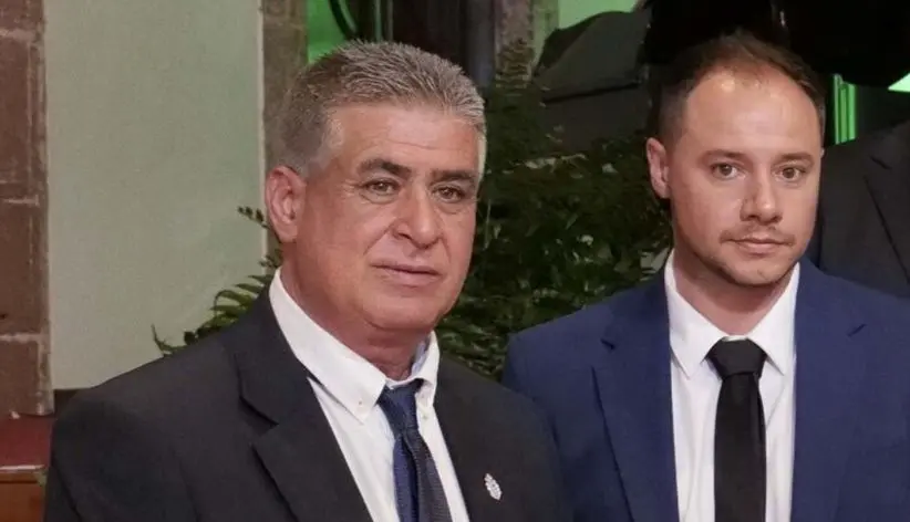 Ginés González (dcha.) junto a Eugenio Robayna en la toma de posesión del sábado en el Ayuntamiento de Teguise.