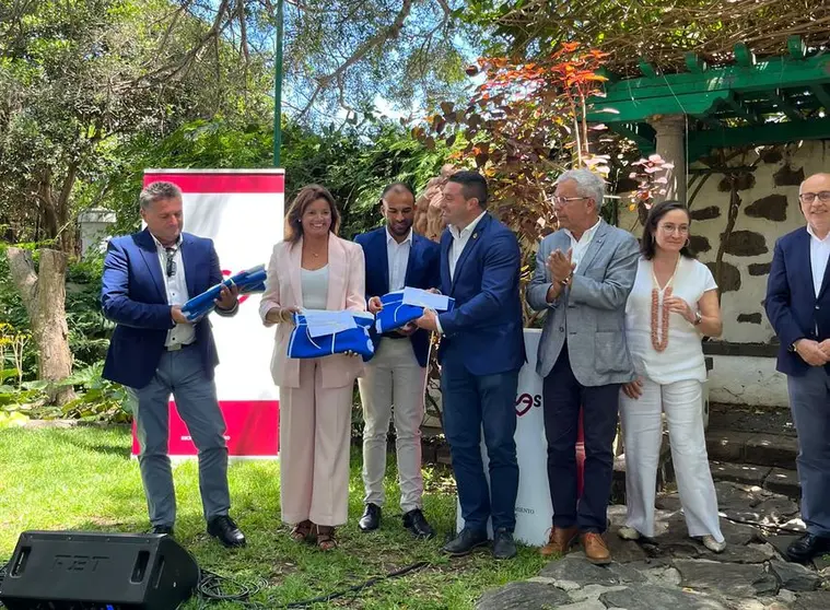 Olivia Duque junto al alcalde de Yaiza recogiendo la distinción