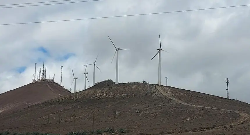 Imagen del molino de viento que se rompió recientemente y que obligó a precintar el acceso a la zona.