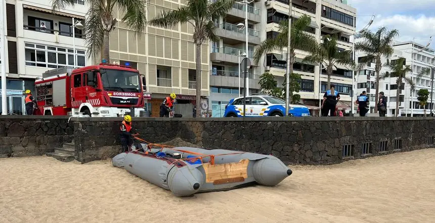 Imagen del momento en el que los bomberos remolcaron la neumática