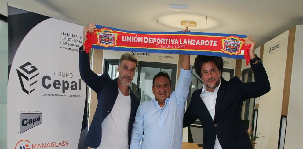 El presidente con el nuevo entrenador y uno de los nuevos patrocinadores