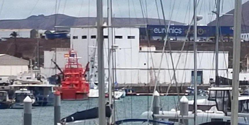 Imagen de este jueves con la embarcación de Salvamento Marítimo donde se reubicará el operativo.