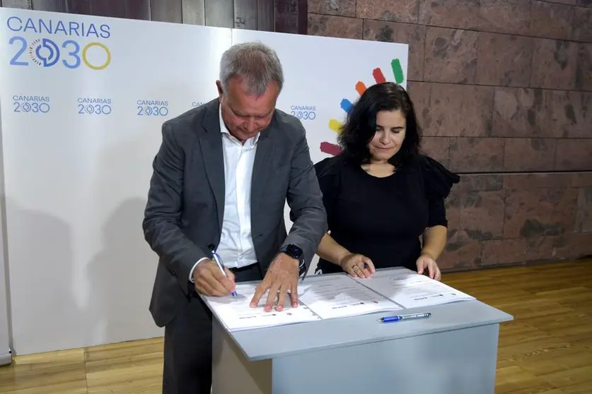 Sebastián Franquis en la firma del documento.
