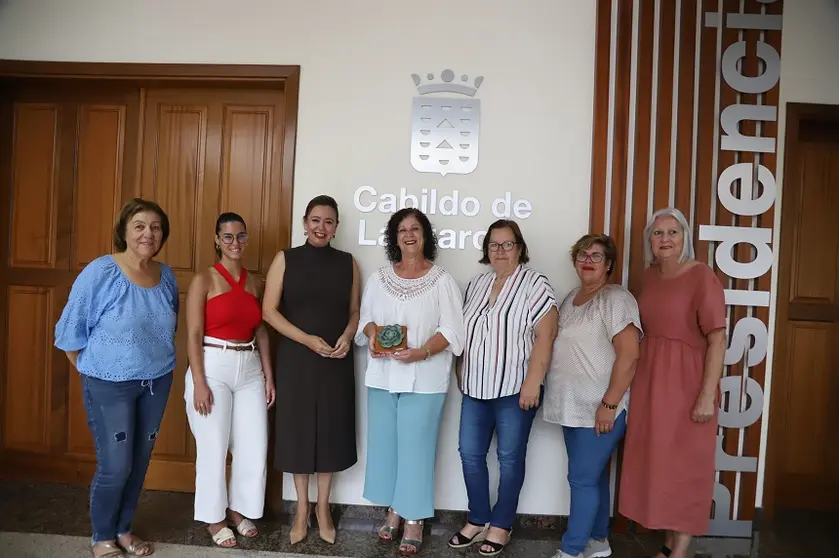 Componentes de Las Revoltosas junto a María Dolores Corujo.