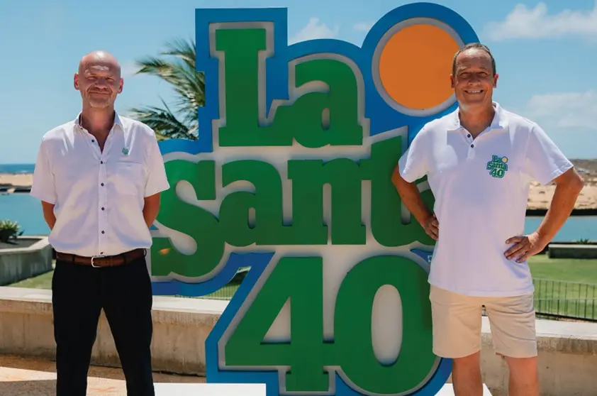 Rune Knude y Frederik Sohns junto al logo del 40 aniversario.