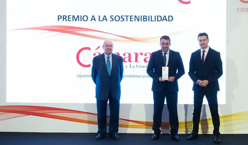 José Valle recogiendo un premio.