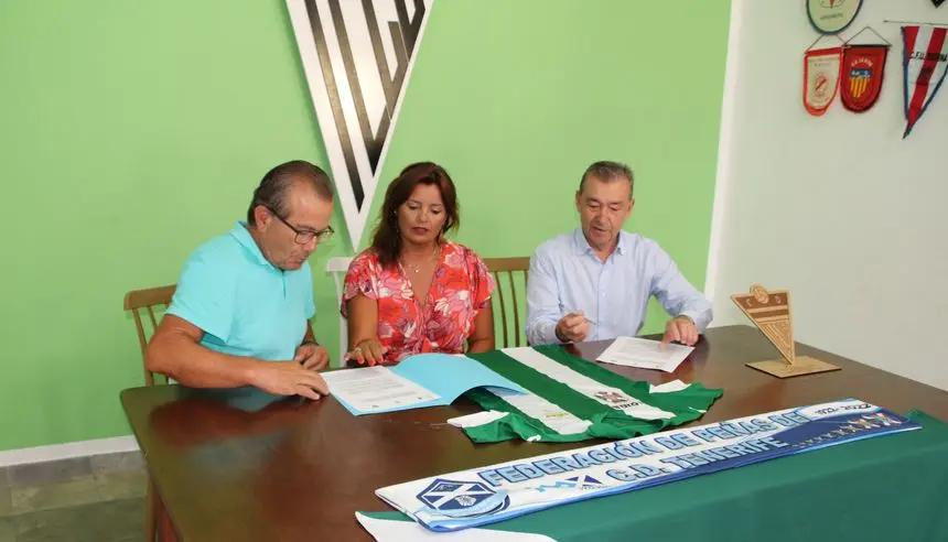 Momento de la importante firma del documento