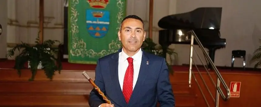 Imagen de Oswaldo Betancort el día que tomó posesion del bastón de mando de Teguise por última vez.