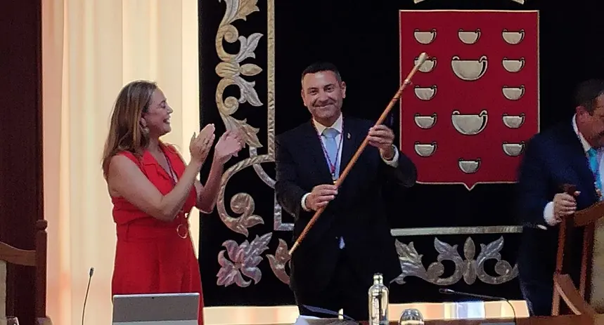 Oswaldo Betancort recibiendo el bastón de mando de María Dolores Corujo.