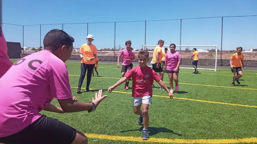 Imagen del día de fiesta en el campo de fútbol de Costa Teguise