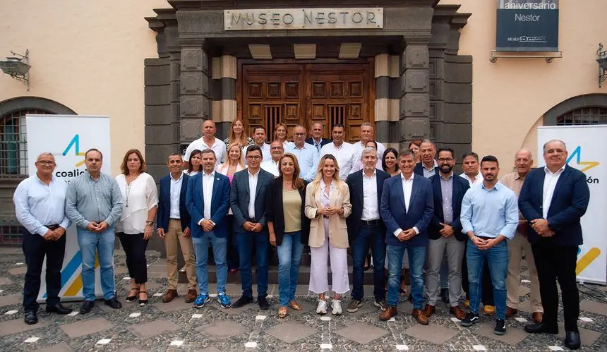 Foto de familia de los firmantes del pacto