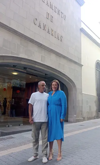Domingo García y Astrid Pérez este martes en la puerta del Parlamento autonómico.