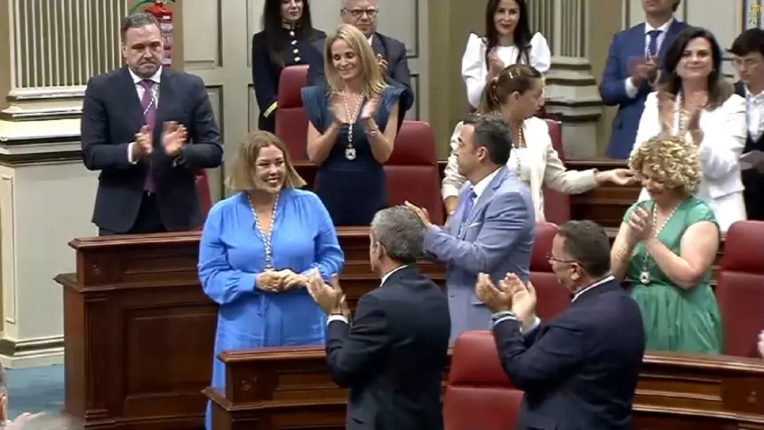 Astrid Pérez en el Parlamento de Canarias