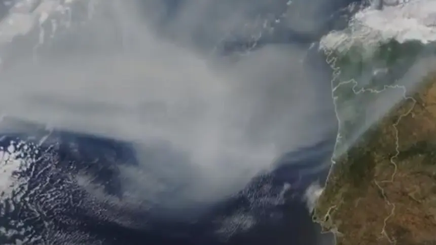 Imagen del satélite de la llegada del humo. 