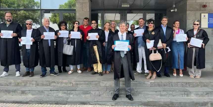 Imagen de los abogados de Lanzarote manifestándose este miércoles.