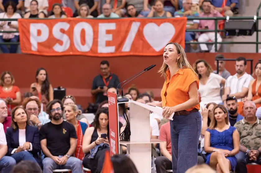 María Dolores Corujo en un mitín en Tenerife.