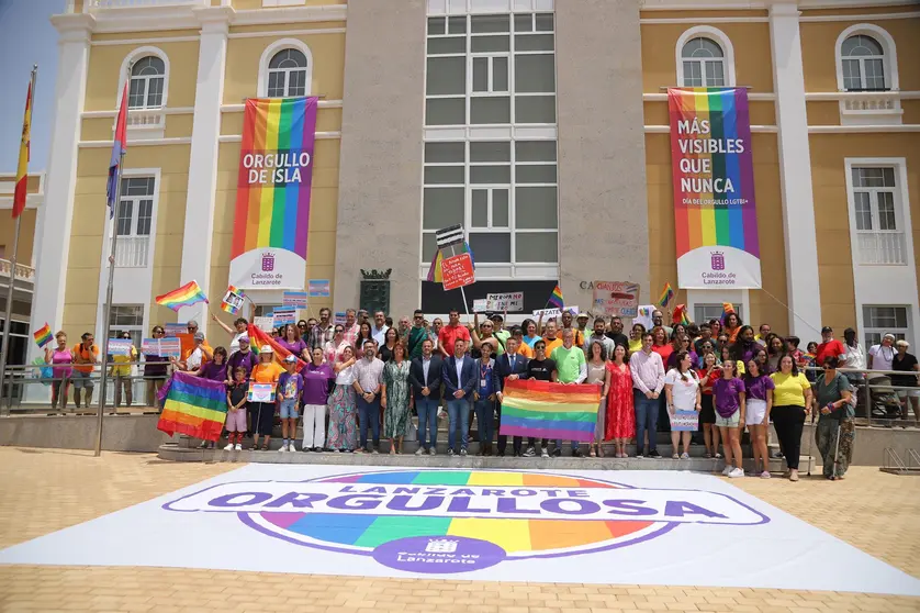 Imagen de los componentes del Cabildo junto a los diferentes colectivos.