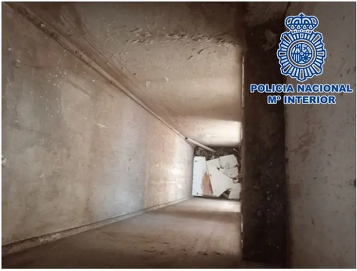 Hueco del ascensor por el que tiró el detenido a la víctima.