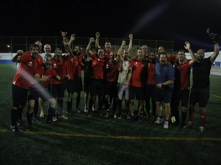 Jugadores del Cruce Surf celebrando el ascenso.