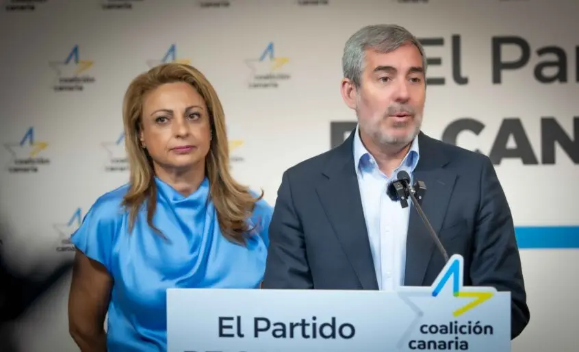 Fernando Clavijo y Cristina Valido en una rueda de prensa.