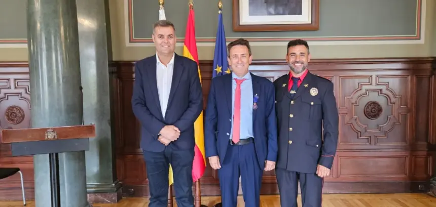 Enrique Espinosa con el consejero de Seguridad y Emergencias del Cabildo y el bombero galardonado.