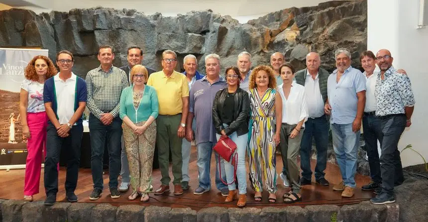 Direccioìn, vocales y catadores en una gran foto de familia