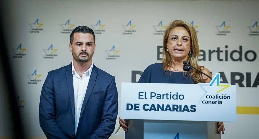 David Toledo junto a Cristina Valido en una rueda de prensa.