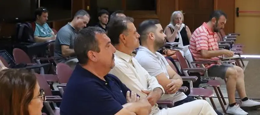 Domingo Cejas, en el centro de la imagen, escuchando atento al nuevo presidente del Cabildo este lunes.