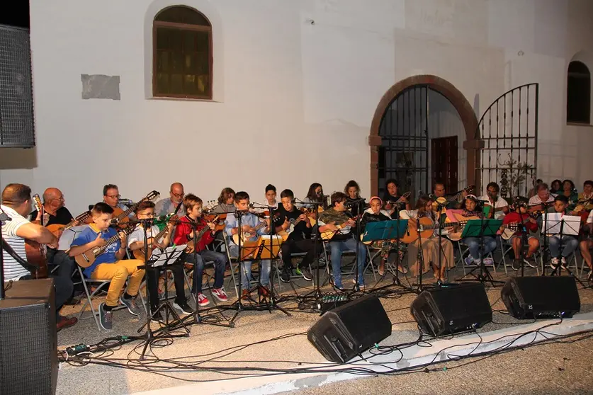 Actuación de los estudiantes de la escuela de música de Tías.