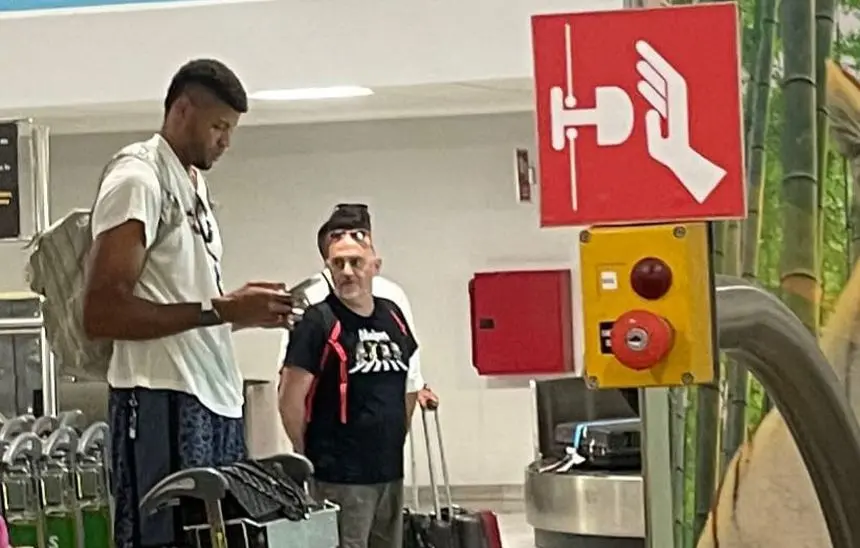 Tavares recogiendo sus maletas el pasado sábado en el aeropuerto de Lanzarote.