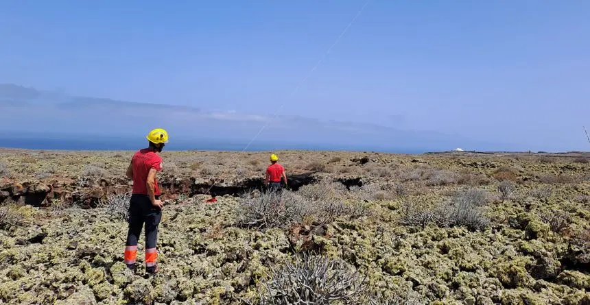 Momento de la colaboración de los bomberos con el helicóptero del GES