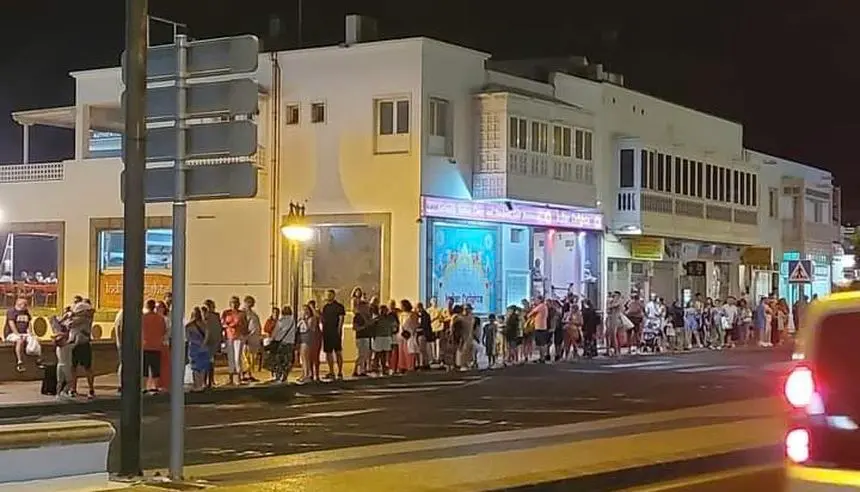 Imaen de una cola enorme en la principal parada de Playa Blanca.