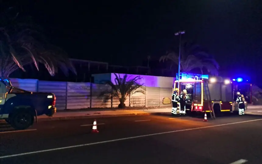 Incendio provocado en un hotel abandonado de Costa Teguise.