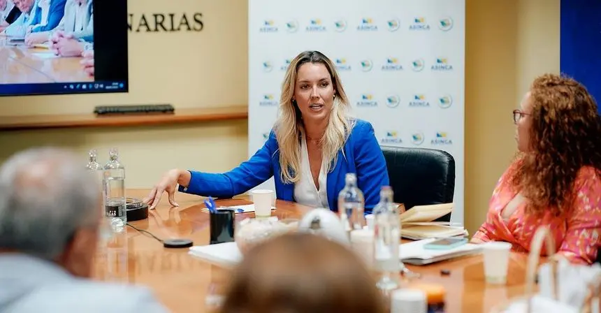 María Fernández durante la reunión con los representantes de Asinca