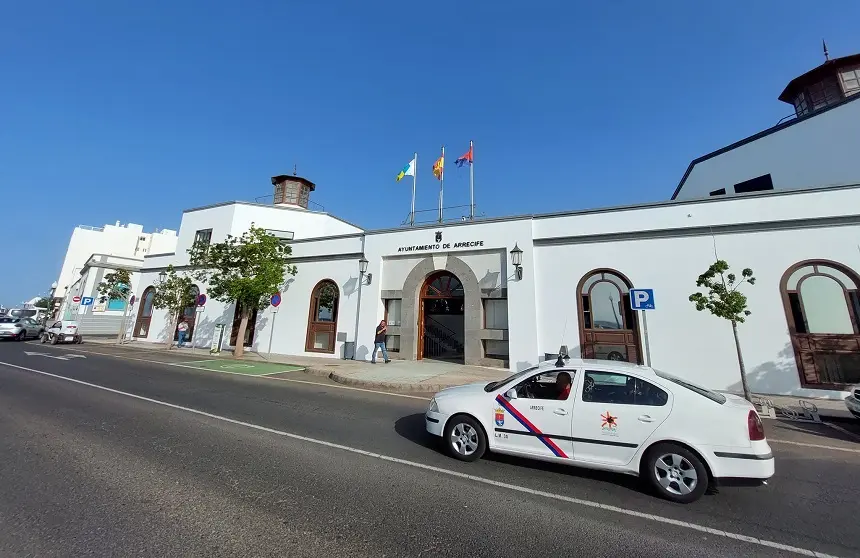 Exterior del edificio central del Ayuntamiento de Arrecife 1