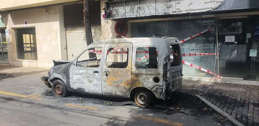 Imagen del vehículo incendiado.