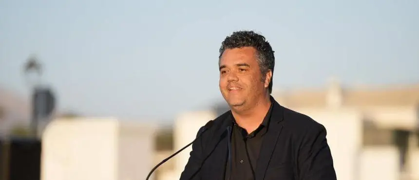 Armando Santana en mayo en un acto de campaña.