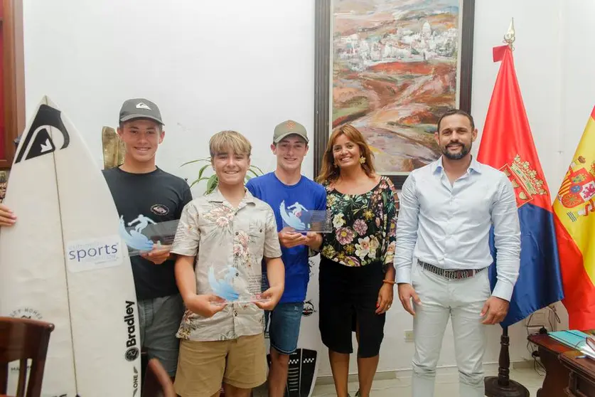 Surfistas recibidos por las Autoridades del Ayuntamiento de Teguise.